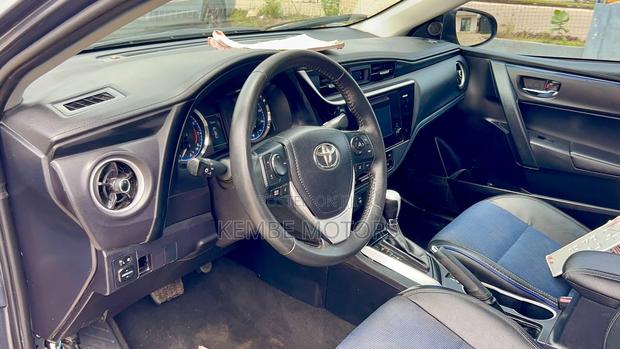 Toyota Corolla SE (1.8L 4cyl 2A) 2018 Silver