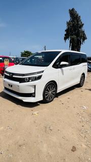 Toyota Voxy V 4WD 8-Seater 2015 White for sale