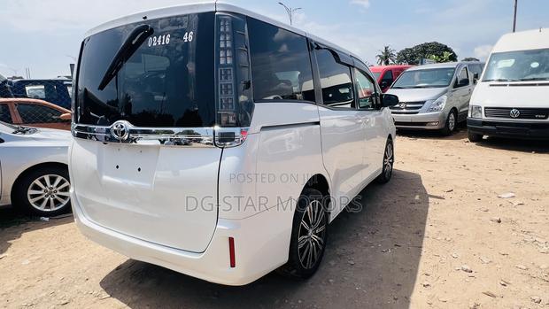 Toyota Voxy V 4WD 8-Seater 2015 White