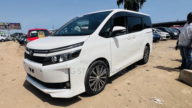Toyota Voxy V 4WD 8-Seater 2015 White