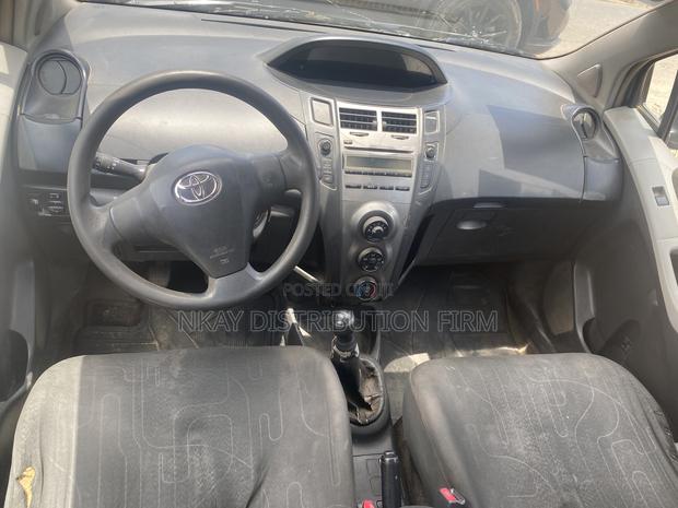 Toyota Yaris Base Hatchback 3dr 2010 Gray