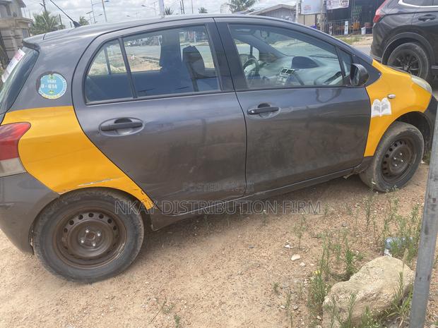 Toyota Yaris Base Hatchback 3dr 2010 Gray