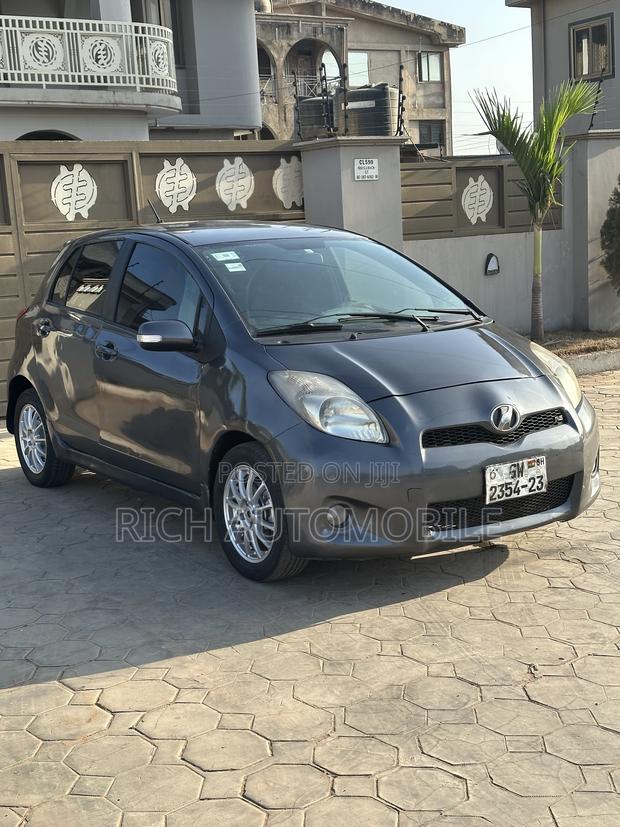 Toyota Vitz 1.3 FWD 3dr 2010 Gray