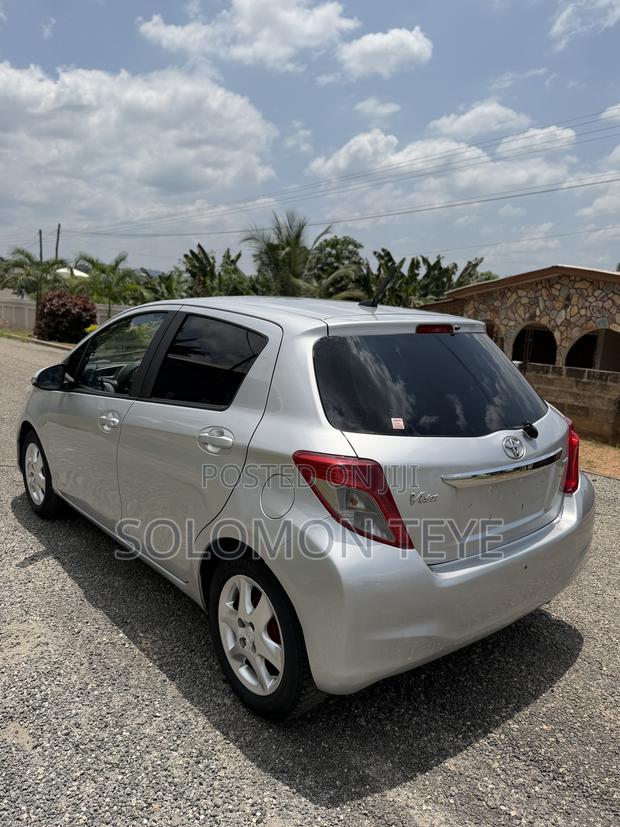 Toyota Vitz 1.3 FWD 5dr 2012 Gray