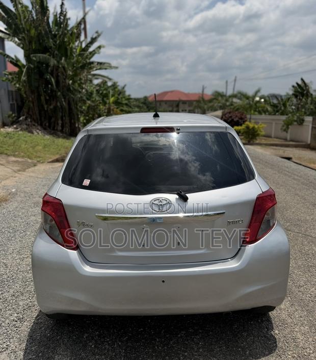 Toyota Vitz 1.3 FWD 5dr 2012 Gray