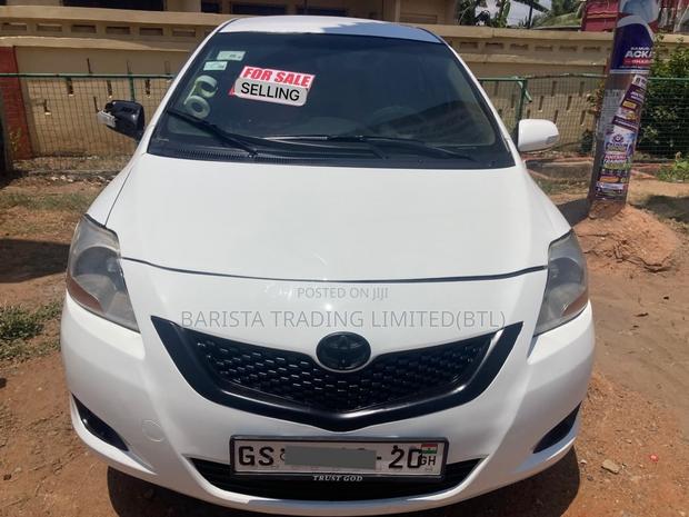 Toyota Yaris Base Sedan 4dr 2010 White