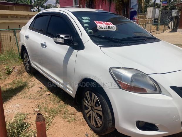 Toyota Yaris Base Sedan 4dr 2010 White