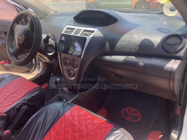 Toyota Yaris Base Sedan 4dr 2010 White
