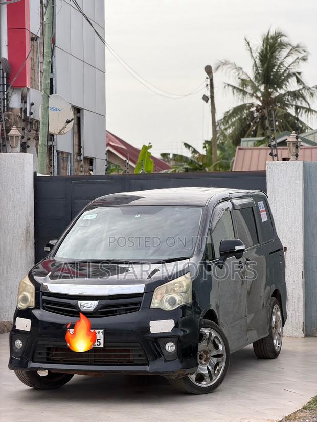 Toyota Voxy V 4WD 7-Seater 2012 Black