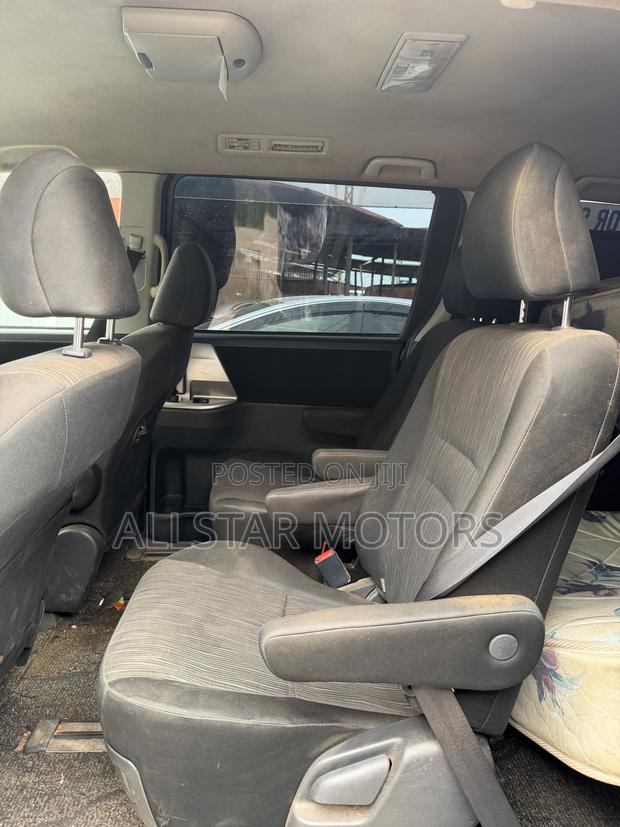 Toyota Voxy V 4WD 7-Seater 2012 Black