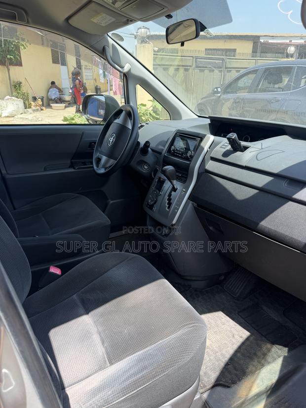 Toyota Voxy V 2WD 8-Seater 2010 Silver