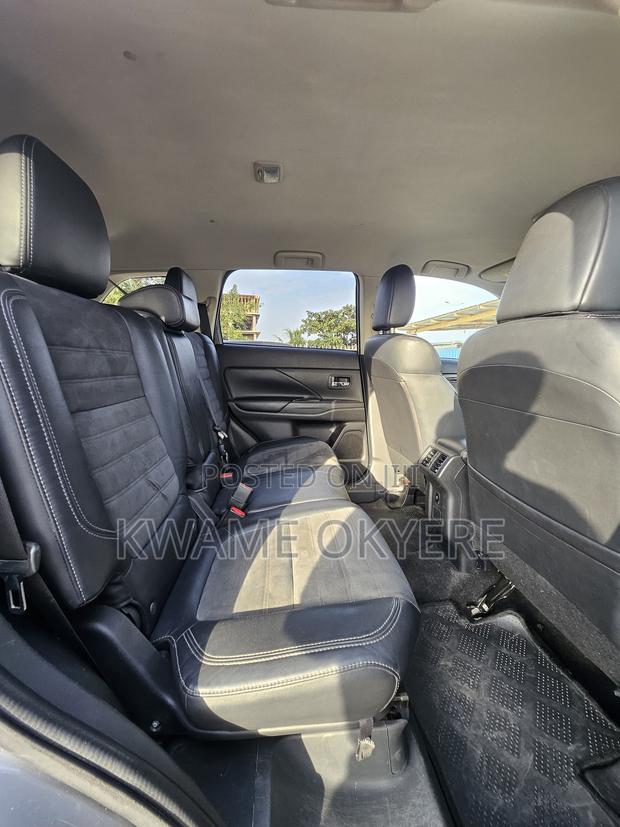 Mitsubishi Outlander SE FWD 2019 Gray