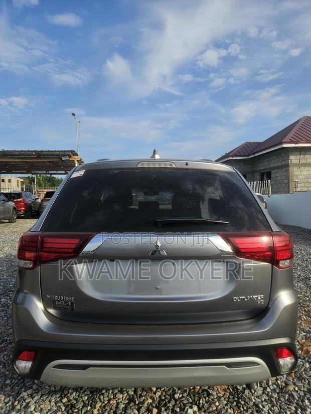 Mitsubishi Outlander SE FWD 2019 Gray