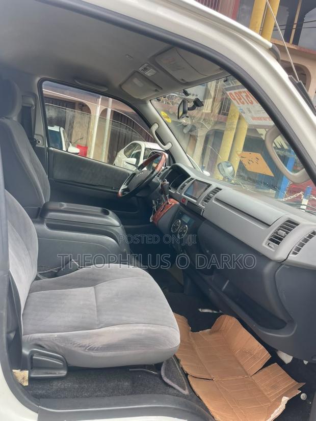 Toyota Grand HiAce G 3.0 Diesel Turbo 4WD 8-Seater 2001 White