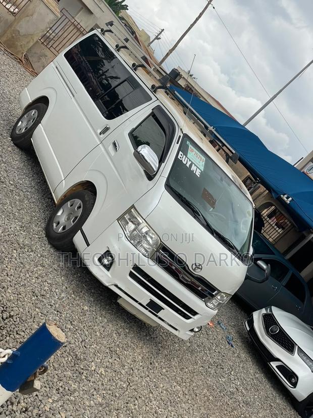 Toyota Grand HiAce G 3.0 Diesel Turbo 4WD 8-Seater 2001 White
