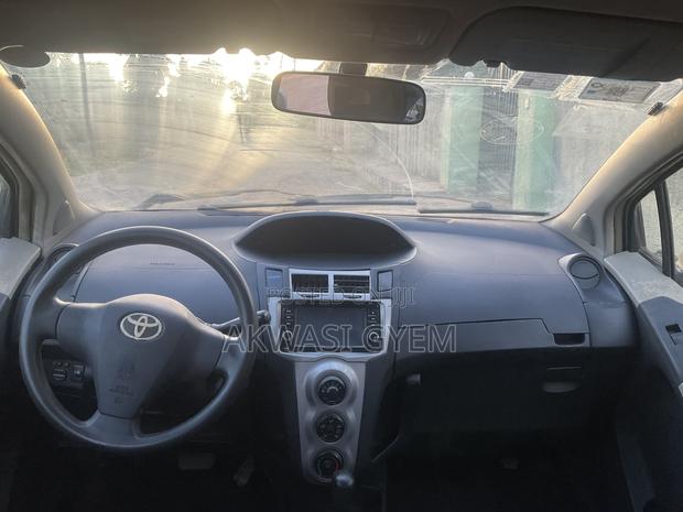 Toyota Vitz 1.0 FWD 5dr 2010 Silver