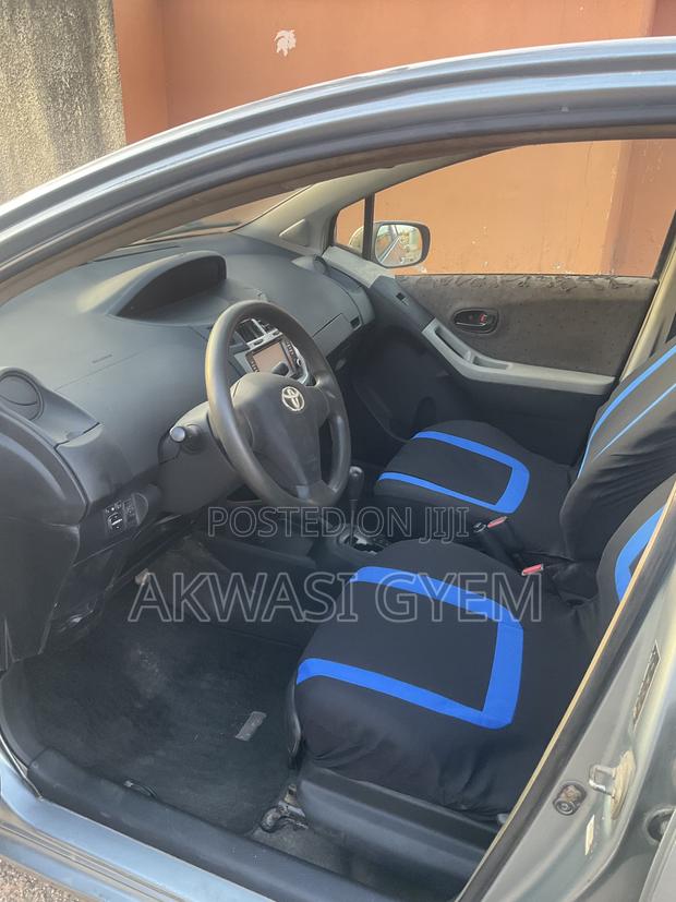 Toyota Vitz 1.0 FWD 5dr 2010 Silver