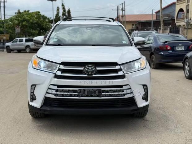 Toyota Highlander XLE 4x4 V6 (3.5L 6cyl 8A) 2018 White