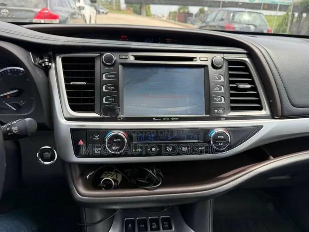 Toyota Highlander XLE 4x4 V6 (3.5L 6cyl 8A) 2018 White