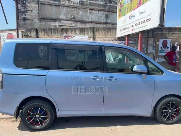 Toyota Voxy 2010 Blue