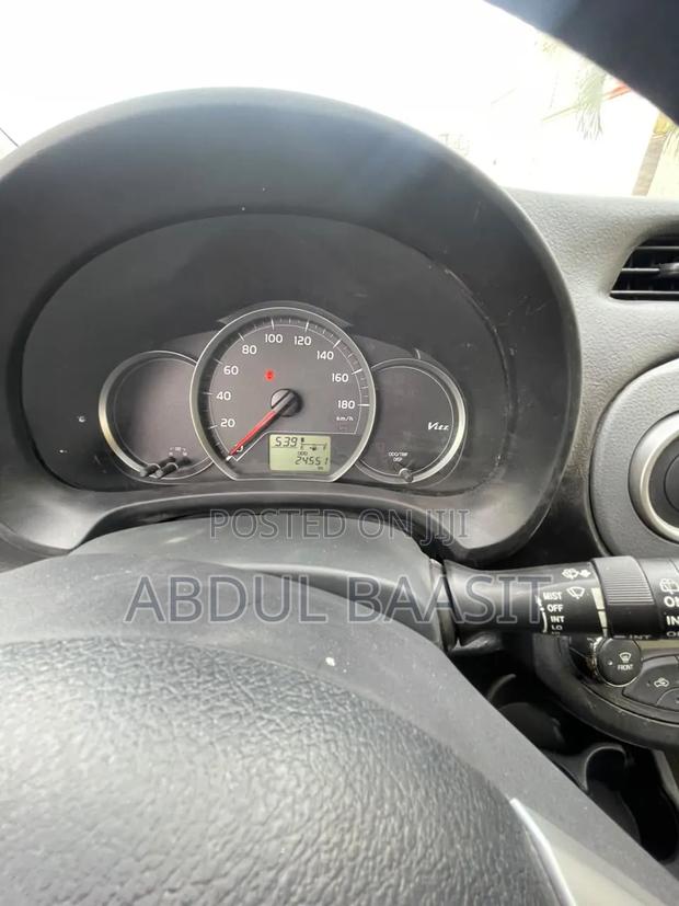 Toyota Vitz 1.3 FWD 5dr 2012 Silver