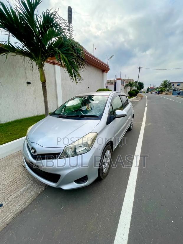 Toyota Vitz 1.3 FWD 5dr 2012 Silver