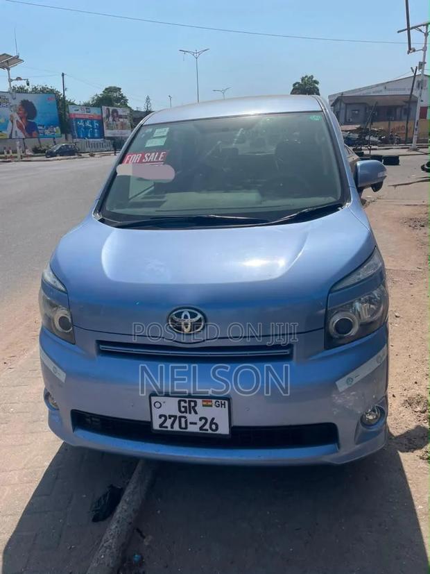 Toyota Voxy 2010 Blue