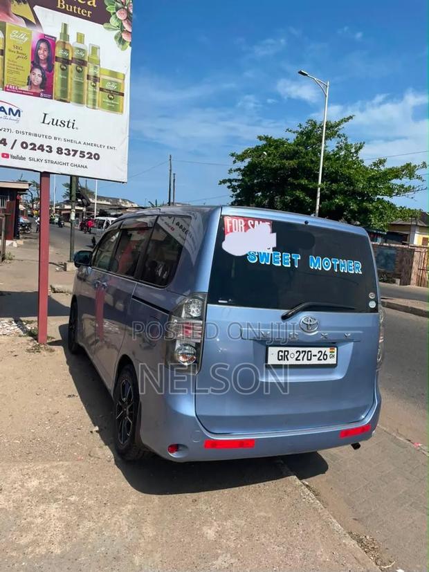 Toyota Voxy 2010 Blue