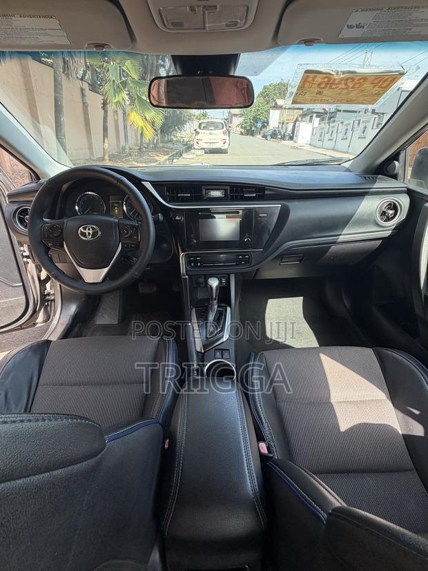 Toyota Corolla SE Special Edition 4dr Sedan (1.8L 4cyl CVT) 2017 Gray