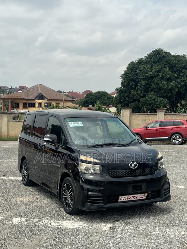 Toyota Voxy V 2WD 7-Seater 2012 Black