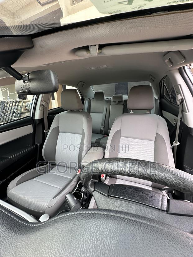 Toyota Corolla LE (1.8L 4cyl 2A) 2018 Silver