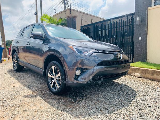 Toyota RAV4 XLE 4dr SUV AWD (2.5L 4cyl 6A) 2018 Gray