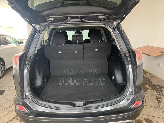 Toyota RAV4 XLE 4dr SUV AWD (2.5L 4cyl 6A) 2018 Gray