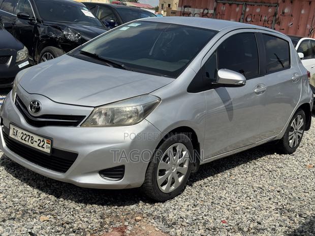 Toyota Yaris SE Hatchback 5dr 2012 Silver