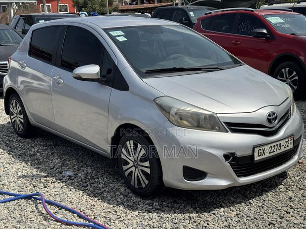 Toyota Yaris SE Hatchback 5dr 2012 Silver