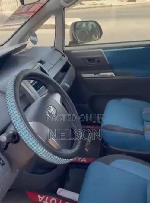 Toyota Voxy 2010 Blue