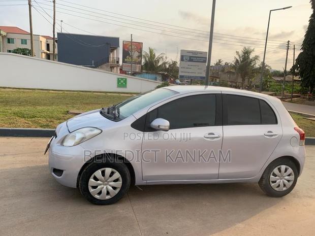 Toyota Vitz 1.0 FWD 5dr 2010 Silver
