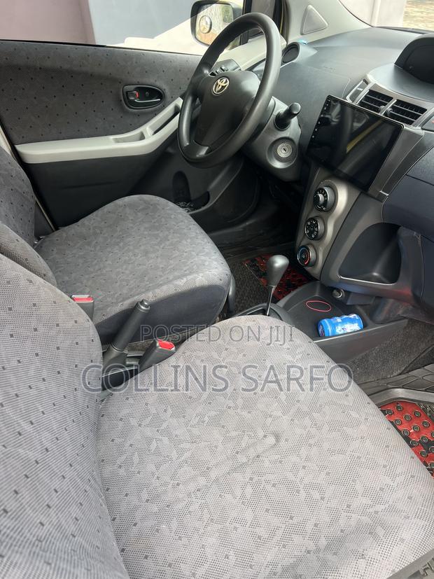 Toyota Vitz 1.3 FWD 5dr 2010 Yellow