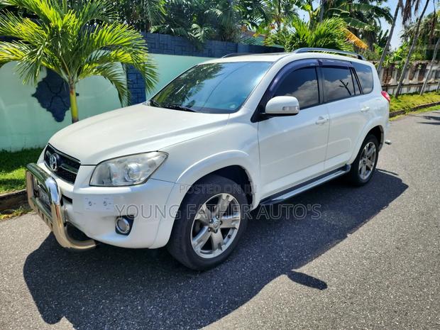Toyota RAV4 XLE Premium 2025 White