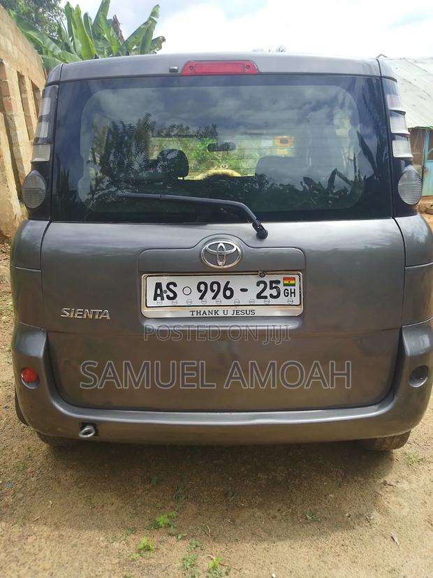 Toyota Sienta 2011 Gray