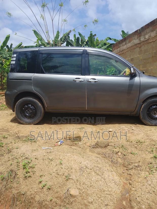 Toyota Sienta 2011 Gray