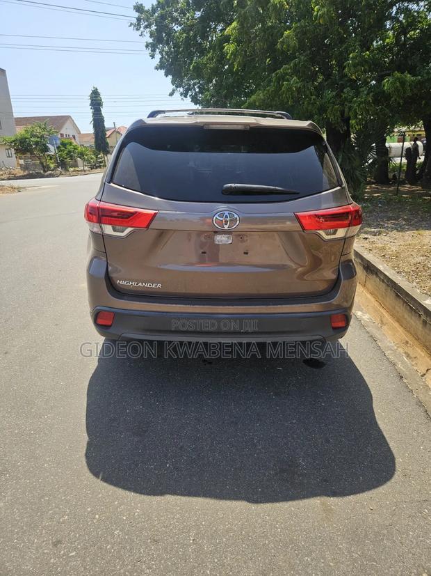 Toyota Highlander LE 2019 Brown