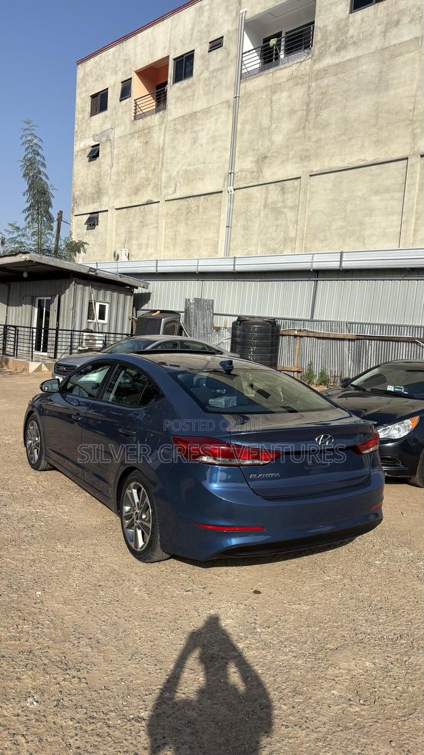 Hyundai Elantra Limited Sedan FWD (2.0L 4cyl 6A) 2017 Blue