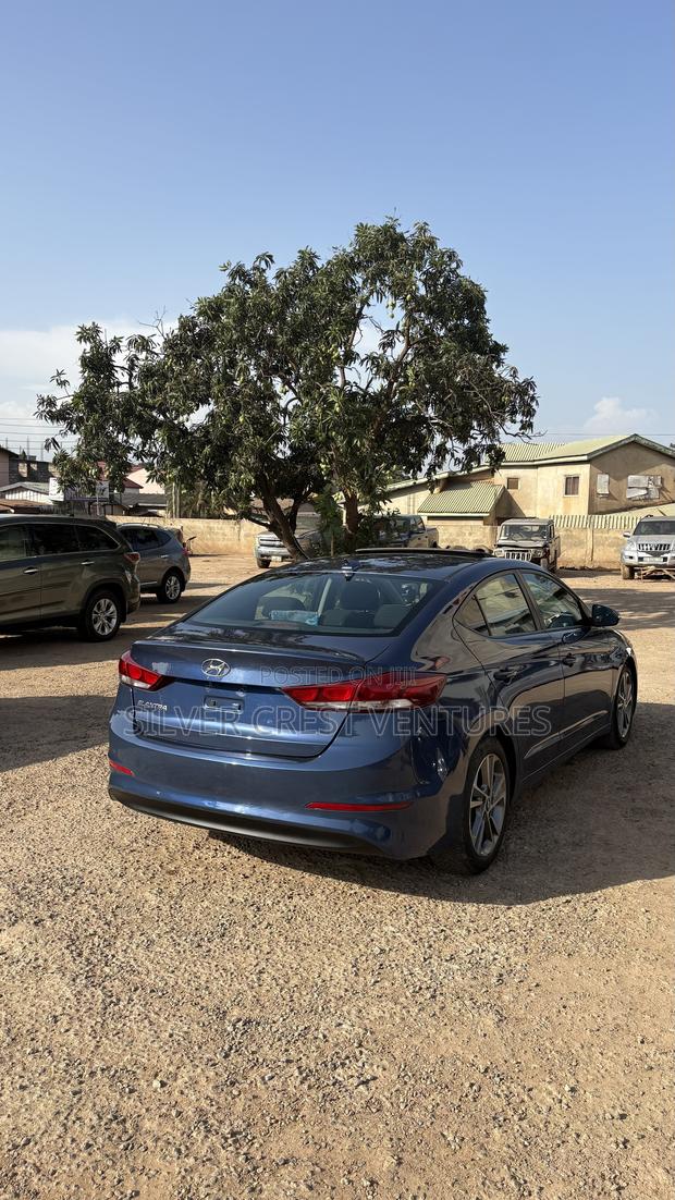 Hyundai Elantra Limited Sedan FWD (2.0L 4cyl 6A) 2017 Blue