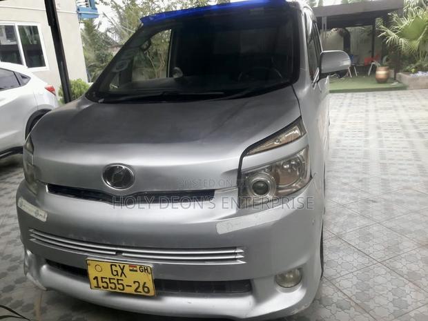 Toyota Voxy V 4WD 8-Seater 2013 Silver
