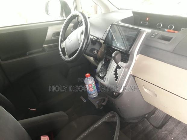 Toyota Voxy V 4WD 8-Seater 2013 Silver