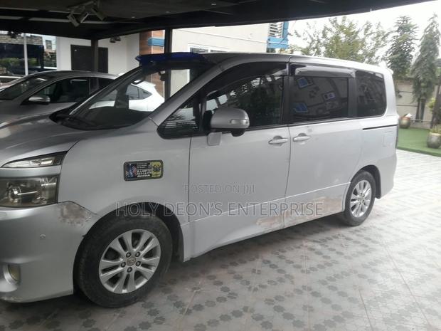 Toyota Voxy V 4WD 8-Seater 2013 Silver