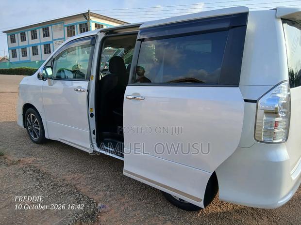 Toyota Voxy V 2WD 8-Seater 2012 White