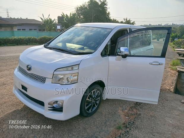 Toyota Voxy V 2WD 8-Seater 2012 White