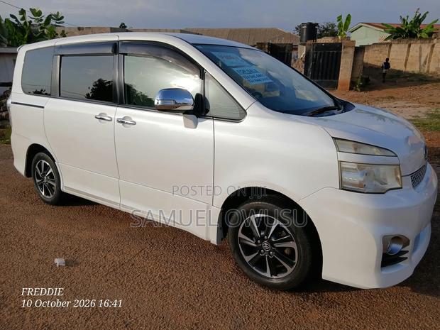 Toyota Voxy V 2WD 8-Seater 2012 White